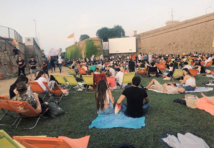 Crowds gather at Gala Monjuïc before the “Into the Wild” movie begins.